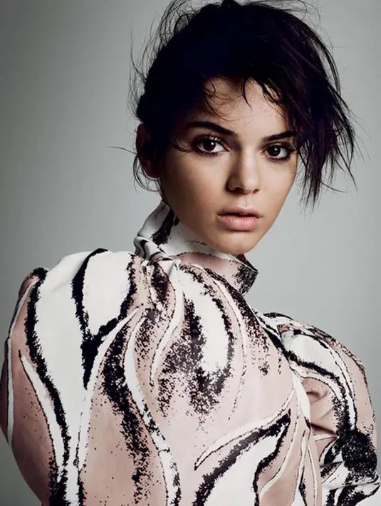 Namun berita itu ternyata tidak benar. Pemberi hadiah mobil mewah Rolls-Royce pada Kendall ialah Kris Jenner. Saygin hanya membantu Kris melangsungkan kejutan tersebut. (Instagram/Kendalljenner)