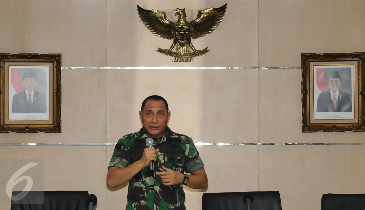 Ketua Umum PSSI, Edy Rahmayadi memberi arahan kepada para wasit jelang pengucapan sumpah dan janji di Makostrad, Jakarta, Kamis (2/2). Puluhan wasit yang akan memimpin laga Piala Presiden mengucapkan sumpah dan janji. (Liputan6.com/Helmi Fithriansyah)