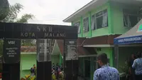 Pemerintah Kota Malang menggunakan gedung SKB Pandanwangi mulai Kamis, 17 Februari 2022 untuk tempat isoter pasien. Hal itu seiring peningkatan signifikan kasus Covid-19 di Kota Malang sejak awal Februari ini (Liputan6.com/Zainul Arifin)