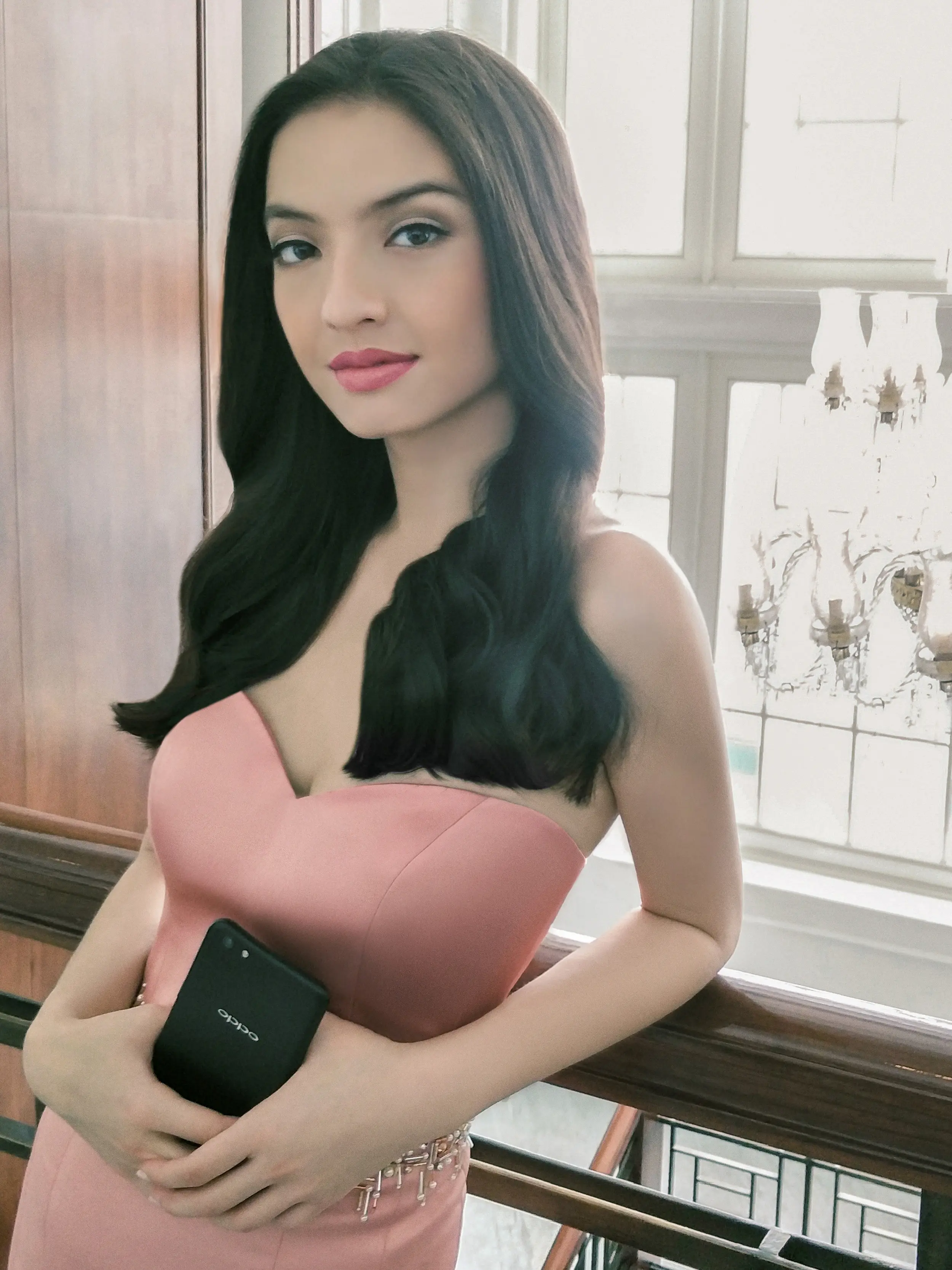 Raline Shah menunjukkan Oppo F3 Plus warna hitam, kesukaannya. (Foto: Rio Motret)