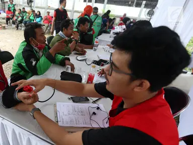 Petugas kesehatan melayani para peserta pengobatan gratis yang diadakn oleh halodoc, Jakarta, Rabu (06/09). Program merupakan bagian dari kampanye Indonesia sehat yang dilakukan oleh halodoc. (Liputan6.com/Johan Tallo)