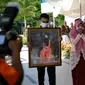 Orang Tua Siti Hardiyanti Yuniar menangis saat menghadiri prosesi wisudah. (Arfandi Ibrahim/Liputan6.com)