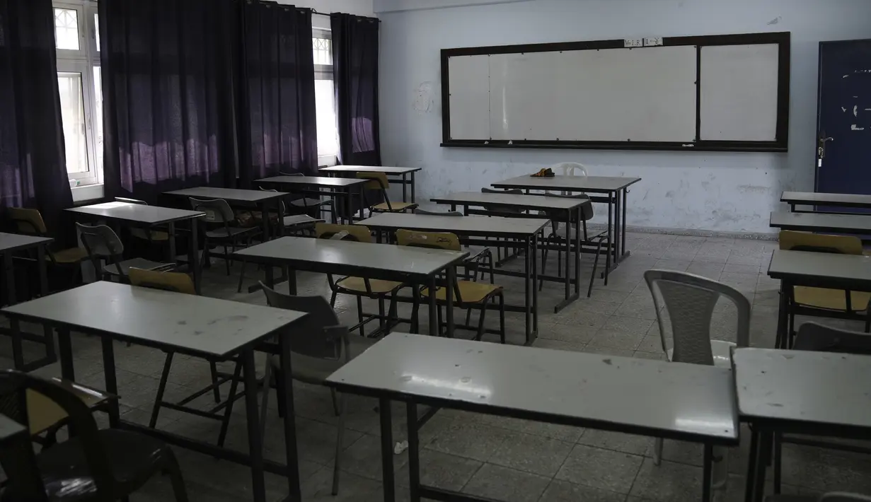 Selama bertahun-tahun, para guru di Tepi Barat telah berjuang untuk memenuhi kebutuhan dengan gaji sekitar $830 sebulan — jauh lebih rendah daripada profesi lain yang membutuhkan pendidikan yang sebanding. (AP Photo/Mahmoud Illean)