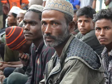 Ekspresi warga Rohingyah yang diamankan sementara di Idi Rayeuk, Aceh Timur (4/12). Sekitar 20 orang yang diyakini warga Rohingya telah diamankan di Pos Pangkalan Angkatan Laut (Lanal) Idi. (AFP Photo/Cek Mad)