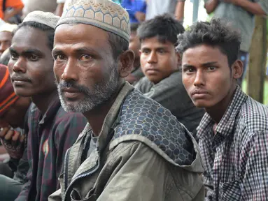 Ekspresi warga Rohingyah yang diamankan sementara di Idi Rayeuk, Aceh Timur (4/12). Sekitar 20 orang yang diyakini warga Rohingya telah diamankan di Pos Pangkalan Angkatan Laut (Lanal) Idi. (AFP Photo/Cek Mad)