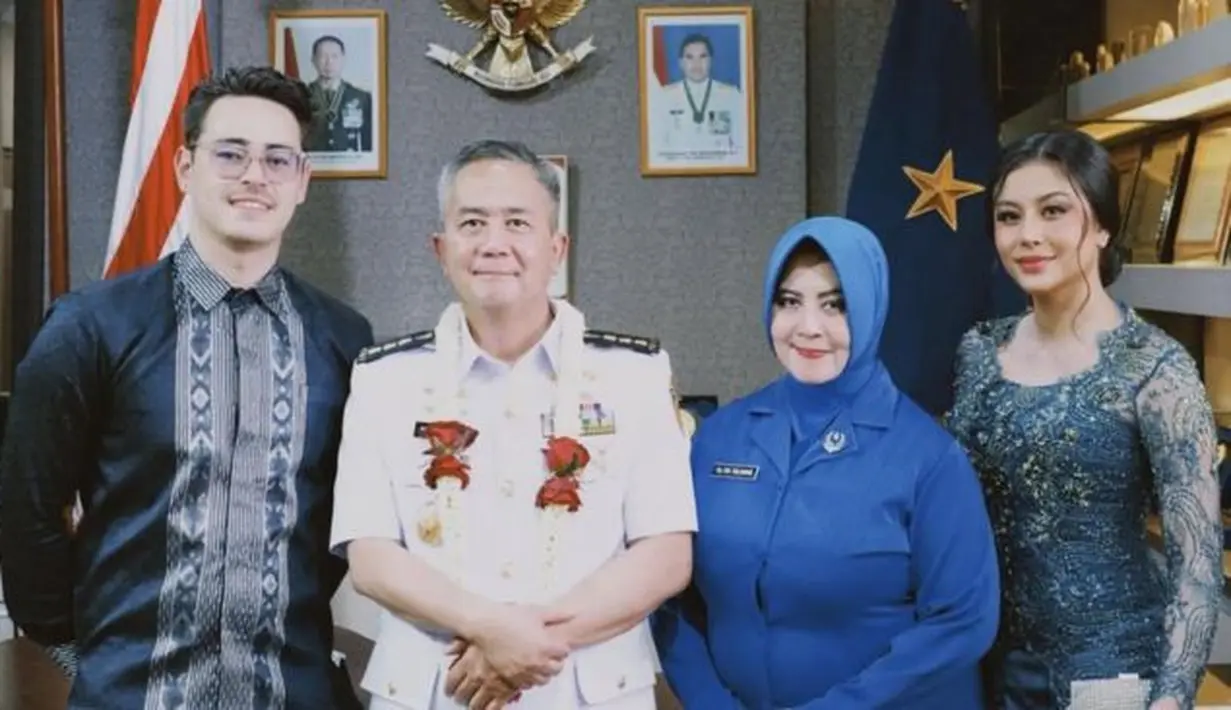 Penampilan Awkarin Dampingi Ayahanda dalam Pelantikan Jabatan Baru, Anggun Berkebaya Navy  (credit: instagram.com/narinkovi