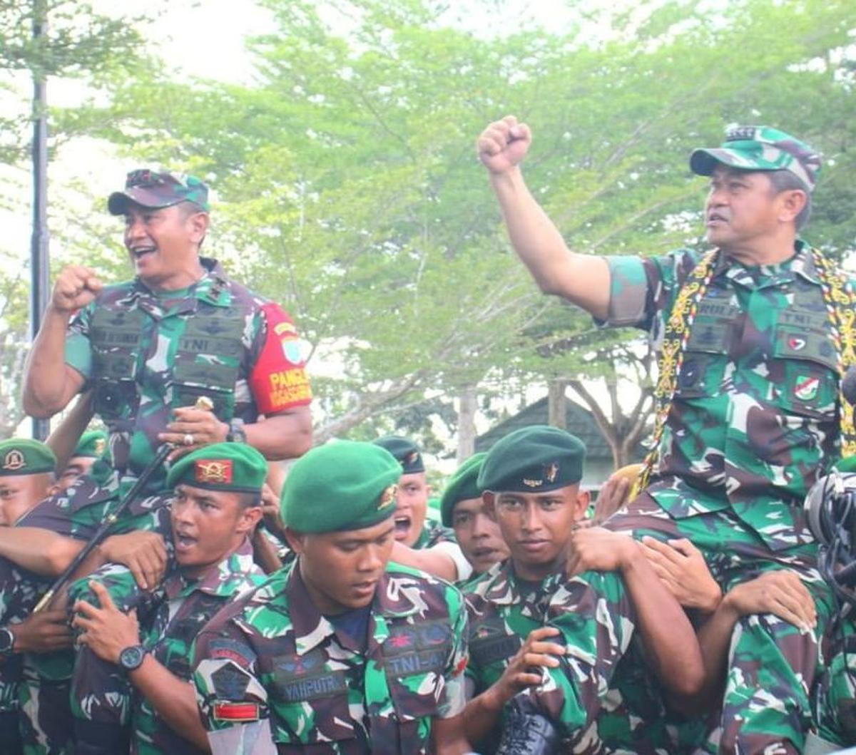 Potret Kasad memberikan arahan ini pun sontak mencuri perhatian masyarakat. Berbagai komentar pun tampak mengisi kolom komentar pada unggahan tersebut. <br>