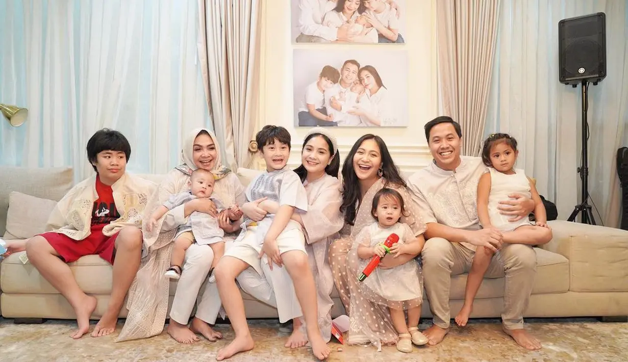 Nagita Slavina dan Caca Tengker terlihat kenakan outfit senada berwarna soft pink saat Lebaran [@cacatengker]