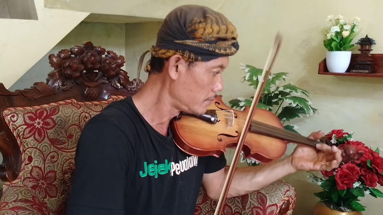 Kisah Mbah Min dan Biola Bambu, Inovasi Alat Musik Produk Lokal yang Kini Mendunia