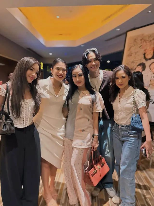 Deretan Artis Hadir di Gala Premiere Esok Tanpa Ibu, Film Terbaru Dian Sastro