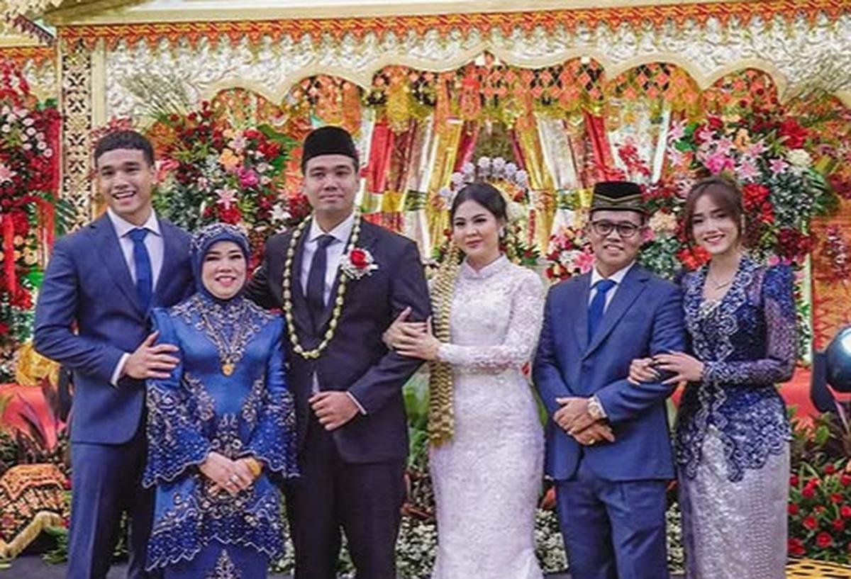 Potret Cantik Fuji di Pernikahan Frans Faisal, Bikin Pangling Tampil Anggun Berkebaya Biru & Rambut Disanggul