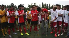 Para Pesepak Bola Nasional menggelar pertandingan amal yang bertajuk Trofeo Charity Matches #AlfinBisa, untuk membiayai pengobatan cedera yang dialami bek Persija Jakarta, Alfin Tuasalamony, di Lapangan Pertamina, Simprug, Jakarta, Minggu (28/6/2015)...