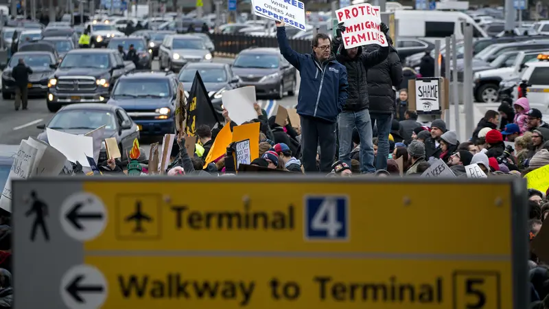 Ribuan Warga Penuhi Bandara JFK, Protes Kebijakan Pengungsi Trump