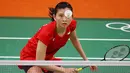 Debby Susanto mengembalikan bola saat menghadapi ganda campuran asal Jerman di Olimpiade 2016 di Rio de Janeiro, Brasil, Jumat (12/8). Praveen/Debby berhasil menang dua set langsung dengan skor 21-16 dan 21-15.  (REUTERS/Marcelo Del Pozo)