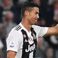 Bintang Juventus, Cristiano Ronaldo, saat melawan Genoa pada laga Serie A Italia di Stadion Allianz, Turin, Sabtu (20/10). Kedua klub bermain imbang 1-1. (AFP/Marco Bertorello)