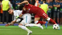 Sergio Ramos - Sergio Ramos bisa dibilang pemain yang tak asing dalam urusan pelanggaran kasar. Pada Liga Champions tahun 2018 saat Real Madrid berhadapan dengan Liverpool, Ramos menjatuhkan Mohamed Salah dan mengalami cidera di bahu sehingga harus menepi dari lapangan. (AFP/Genya Savilov)