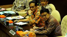 Mendagri Tjahjo Kumolo mengikuti rapat kerja dengan Komisi II DPR di Ruang Rapat Komisi II, Gedung DPR, Senayan,  Jakarta, Jumat (16/1/2015). (Liputan6.com/Faisal R Syam)