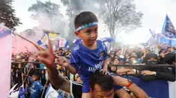 Mulai dari orang dewasa hingga anak-anak larut dalam pesta Persib Juara. (Bola.com/M Iqbal Ichsan)