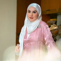 Irish Bella tampak menawan mengenakan busana serba silk. Foto ini dia unggah pada lama Instagramnya pada Senin, 19 Juni 2023. (dok. Instagram @_irishbella_/https://www.instagram.com/p/CtqjFuyvdO_/?utm_source=ig_web_copy_link/Rusmia Nely)