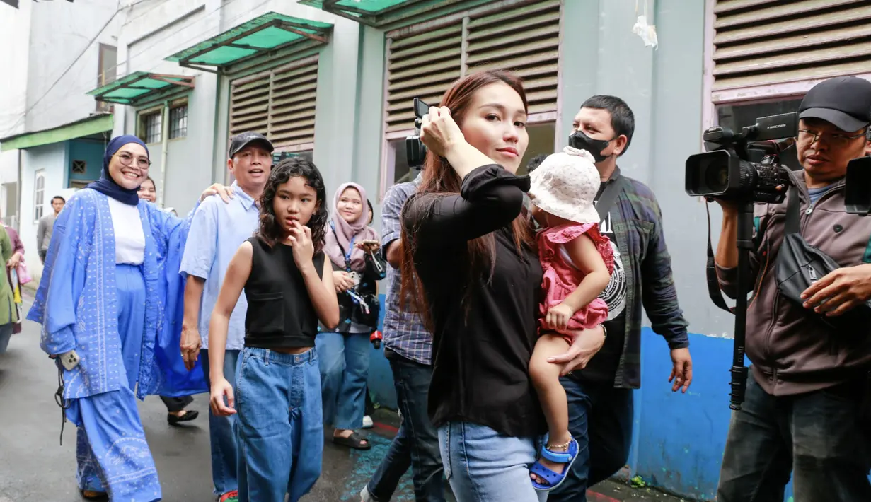 Bilqis juga ikut bersama rombongan keluarga. Ia tampak begitu sederhana dengan  denim dan blouse hitam. Gaya Bilqis kali ini berbeda dari gaya-gaya instagramable sebelumnya yang kerap didominasi OOTD ala Korea. [Foto: M Akrom Sukarya]