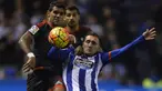 Penyerang Deportivo La Coruna, Lucas Perez, dikabarkan The Guardian, pada Rabu (11/5/2016) akan menjadi rekrutan pertama Leicester pasca meraih gelar Liga Premier Inggris. (AFP/Miguel Riopa)