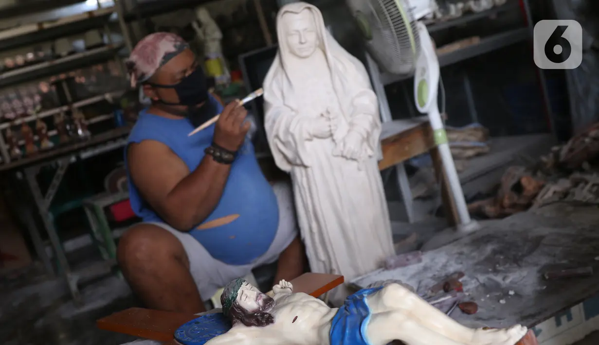 Perajin melakukan pengecatan patung rohani di Serpong, Tangerang Selatan, Banten, Kamis (17/12/2020). Pemesanan patung rohani berbahan dasar fiber resin meningkat dua kali lipat dari hari biasa mendekati Hari Raya Natal. (Liputan6.com/Angga Yuniar)