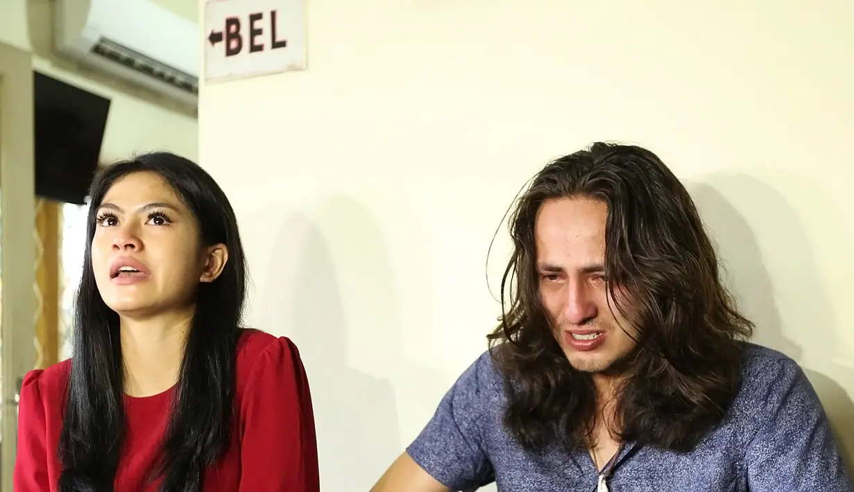 Kedatangan Dylan Carr dan Hana Saraswati ke panti guna memberikan bantuan. Dalam rangka satu tahun sinetron Anak Langit yang tayang di SCTV dan telah mencapai satu tahun. (Bambang E Ros/Bintang.com)