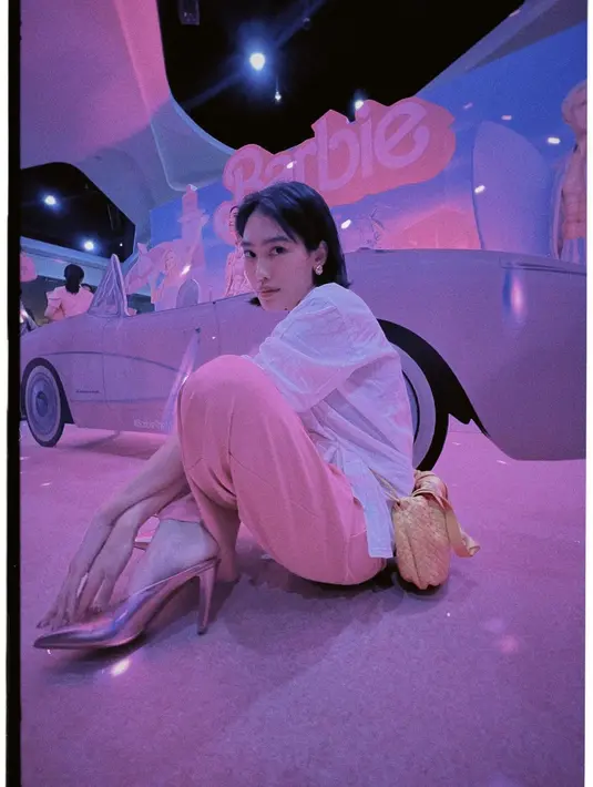 Simple tapi kece, Alika Islamadina memadukan kemeja asimetrisnya dengan loose pants wana fuschia dan sling bag warna kuning. [Instagram/alikaislamadina].