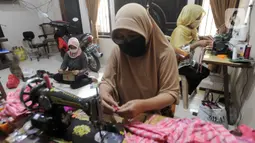 Ibu-ibu PKK membuat masker kain di Desa Bojongkulur, Gunung Putri, Bogor, Jawa Barat, Kamis (9/4/2020). Saat pelaksanaan isolasi mandiri akibat COVID-19 di rumahnya masing-masing, ibu-ibu PKK ini membuat masker untuk dibagikan secara gratis kepada warga sekitar. (merdeka.com/Arie Basuki)
