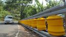 Teknologi roller barrier terpasang di tanjakan letter S Kampung Bantarselang, Kecamatan Cikidang, Kabupaten Sukabumi, Minggu (6/1). Teknologi pembatas jalan untuk menekan angka kecelakaan ini diadopsi dari Korea Selatan. (Merdeka.com/Arie Basuki)