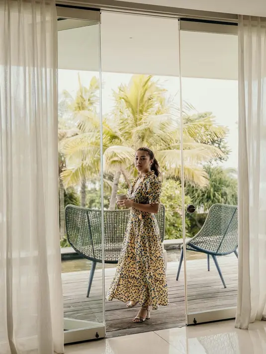 "Niki syuting enggak apa-apa cuma Niki jam sepuluh sudah harus di rumah, jadi terserah mau syuting rulesnya cuma dua, tiap hari jam sepuluh malam udah harus di rumah dan hari minggu enggak boleh kerja," ujar Indra Priawan. (Instagram/nkitawillyofficial94)