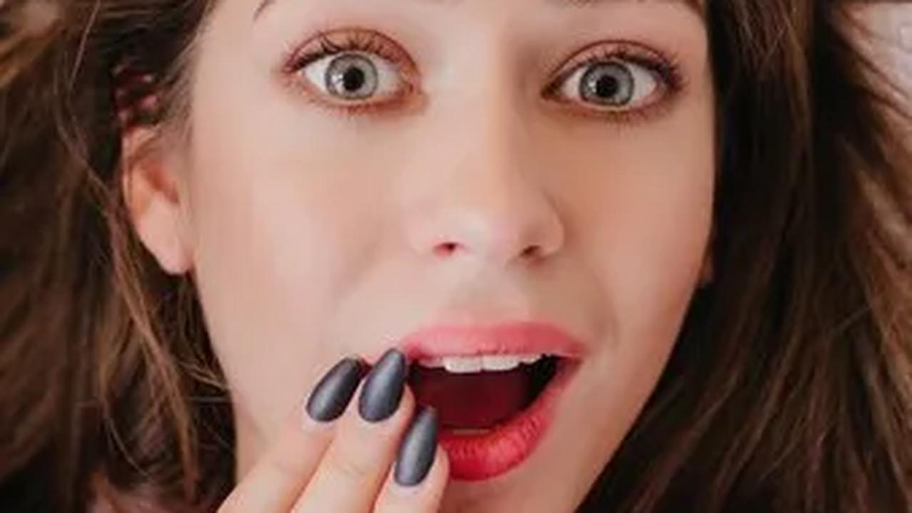 Tidur dengan riasan (makeup) yang masih menempel di wajah mungkin terlihat sepele, tetapi dokter kulit bersertifikat di New York City, Joshua Zeichner, dan dokter kulit bersertifikat di Miami, Florida, Loretta Ciraldo MD FAAD, mengungkapkan dampak buruk y