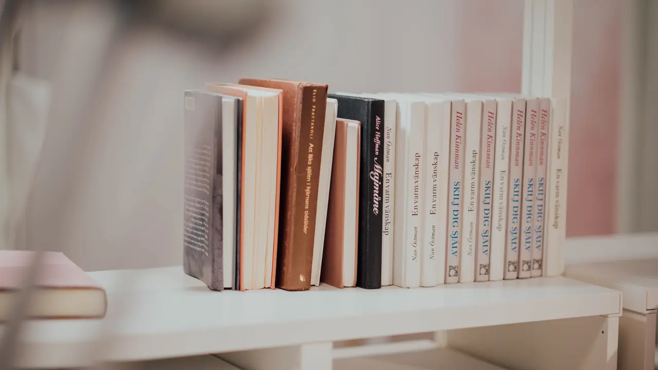 Ilustrasi perpustakaan. Photo by CHUTTERSNAP on Unsplash
