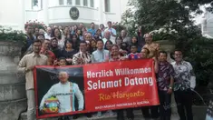Pebalap Manor Racing asal Indonesia, Rio Haryanto, berfoto bersama staf KBRI dan warga Indonesia saat hadir dalam acara meet and greet di Kantor KBRI Wina, Austria, Selasa (28/6/2016). (Bola.com/Reza Khomaini)