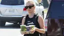 Reese Witherspoon siap datang ke kelas yoga memakai sandal jepit dan tak lupa jus yang sehat. (BROADIMAGE/REX/Shutterstock/HollywoodLife)