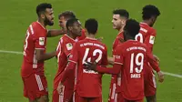 Para pemain Bayern Munich merayakan gol pertama ke gawang Bayer leverkusen yang dicetak striker Eric Maxim-Choupo Moting (kiri) dalam laga lanjutan Liga Jerman 2020/2021 pekan ke-30 di Allianz Arena, Munich, Selasa (20/4/2021). Bayern Munich menang 2-0 atas Leverkusen. (AP/Christof Stache/Pool)