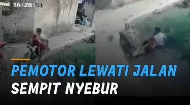 Nasib apes dialami oleh kedua pemuda ini ketika mengendarai motor lewati jalan kecil.