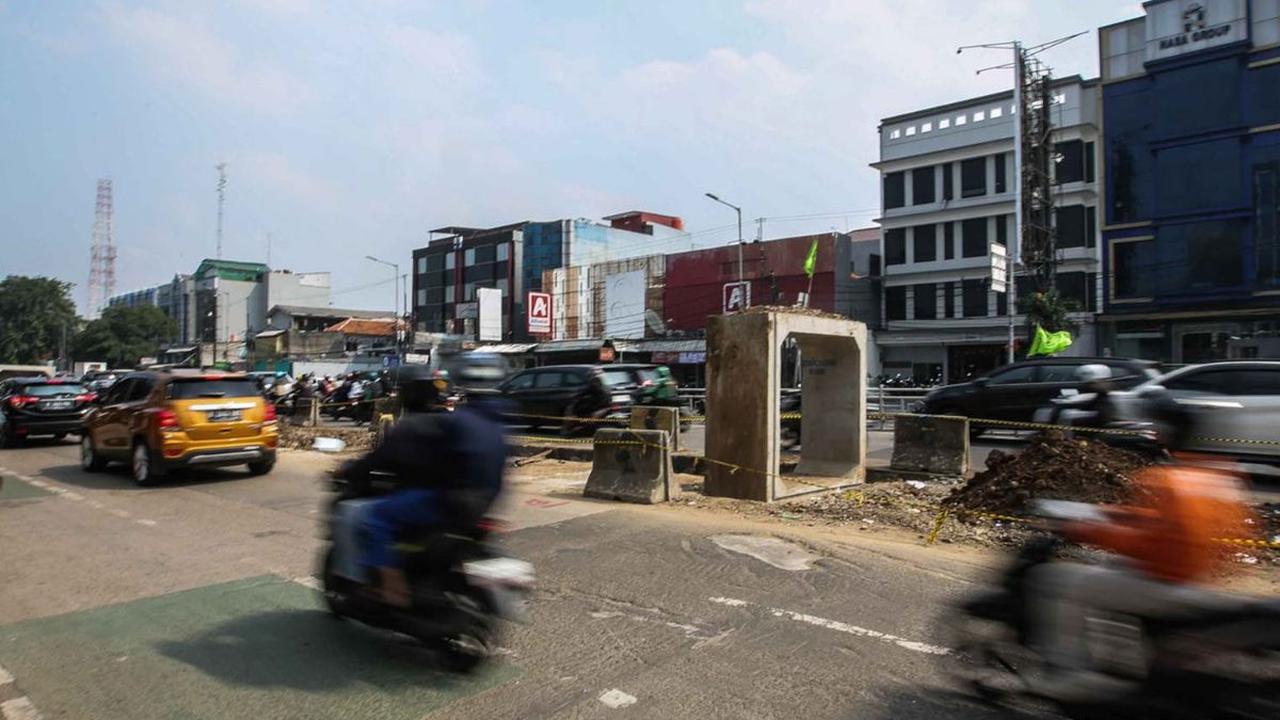 Pemkot Jakarta Selatan membangun saluran air atau drainase sepanjang 2.400 meter sebagai upaya menanggulangi banjir.