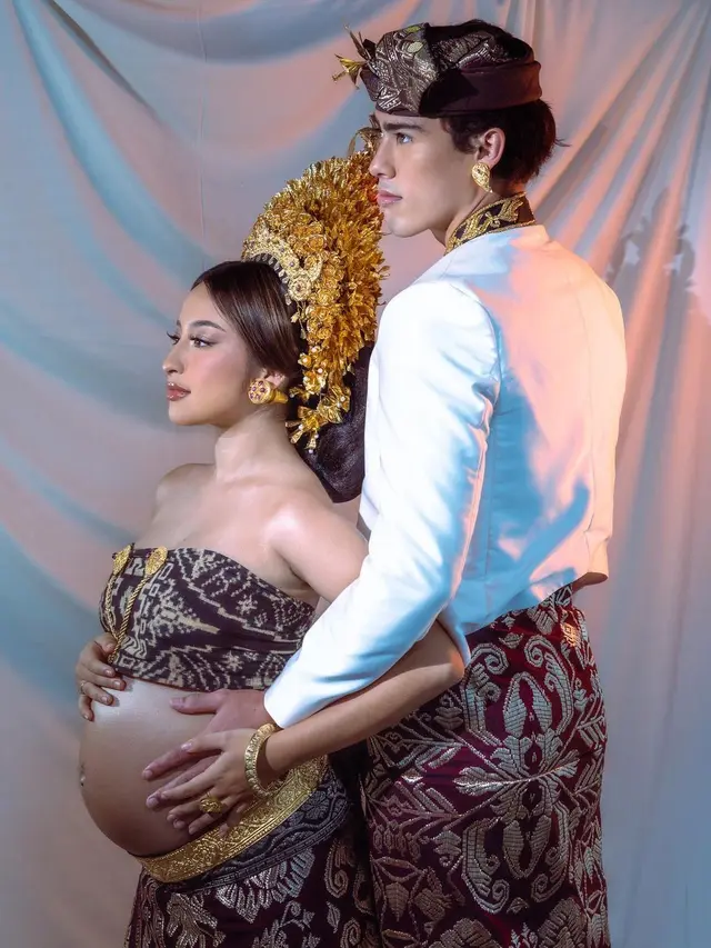 Pesona Keibuan Jennifer Coppen di Maternity Shoot dengan Adat Bali, Baby Bump Tanpa Stretch Mark Jadi Sorotan