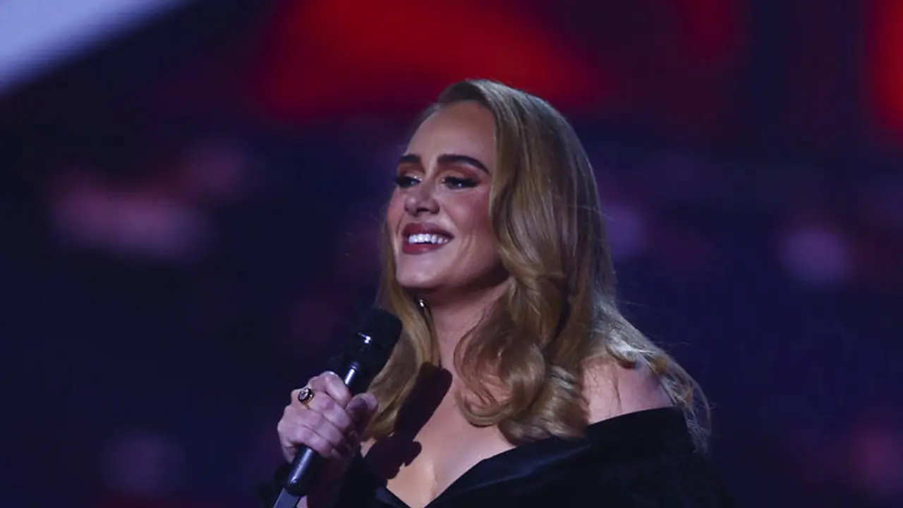 FOTO: Adele Raih 3 Penghargaan BRIT Awards 2022