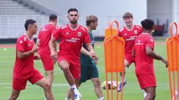 Pemain Timnas Indonesia, Jens Raven, mengikuti sesi latihan untuk FIFA Series 2026 Stadion Madya, Komplek Gelora Bung Karno, Jakarta, Minggu (29/3/2026). (Bola.com/M Iqbal Ichsan)