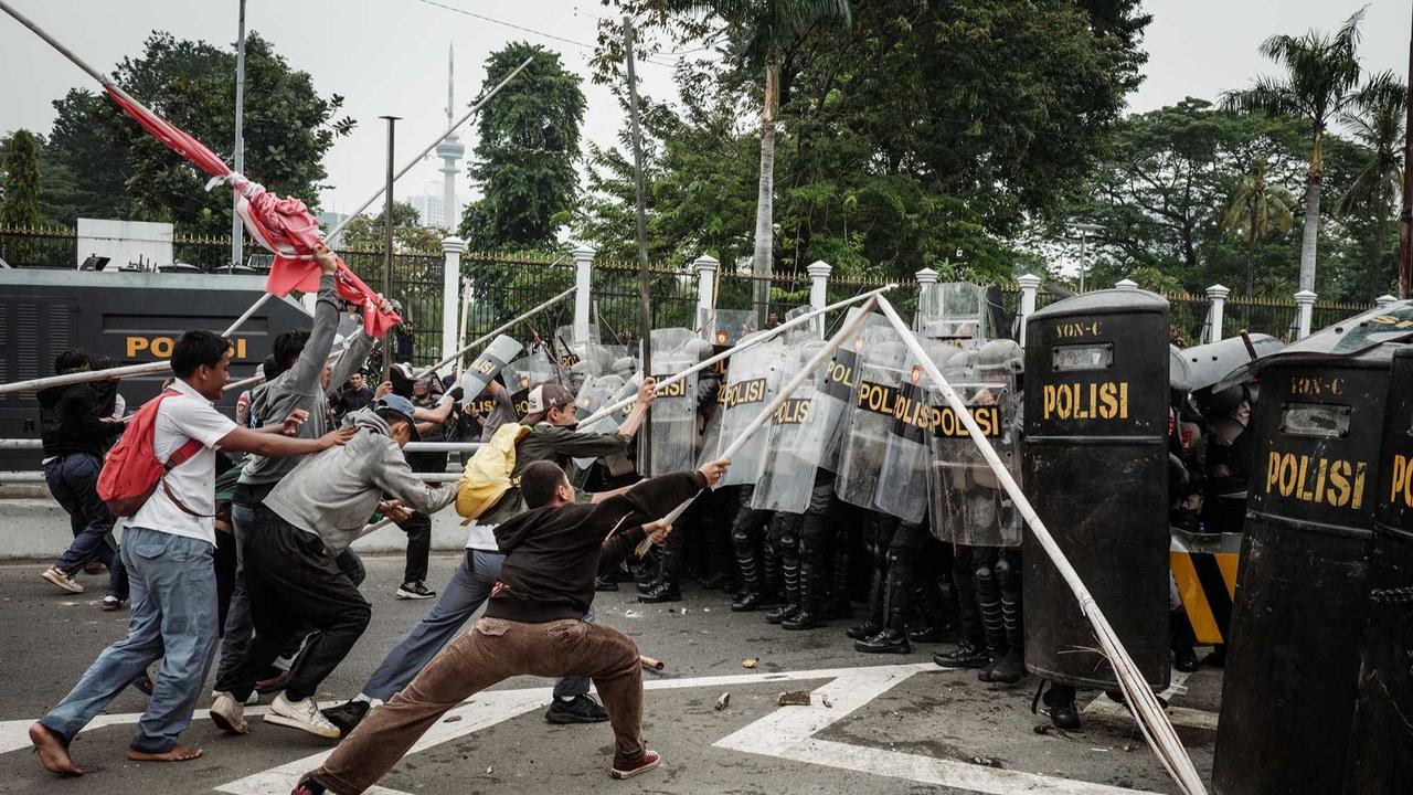FOTO: Aksi  Demo DPR 25 Agustus, Massa Bentrok dengan Aparat