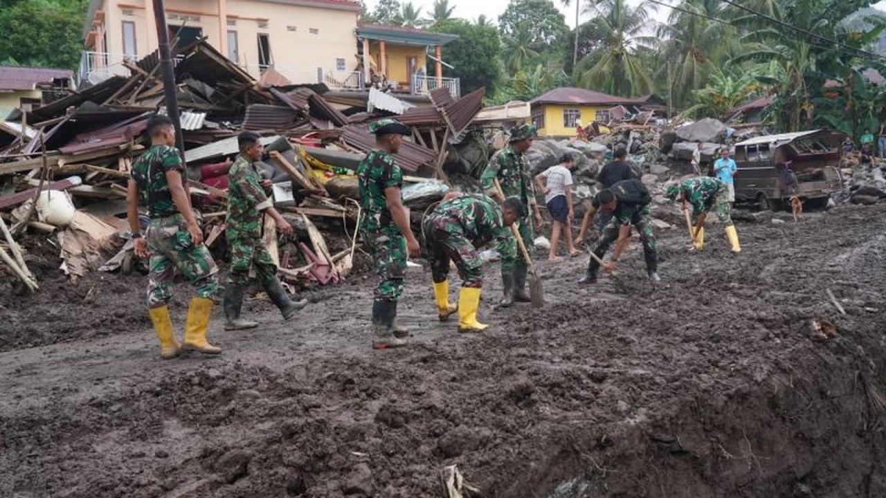 Kodam Merdeka Bersihkan Desa Tanaki Pascabencana, Pulihkan Akses Warga