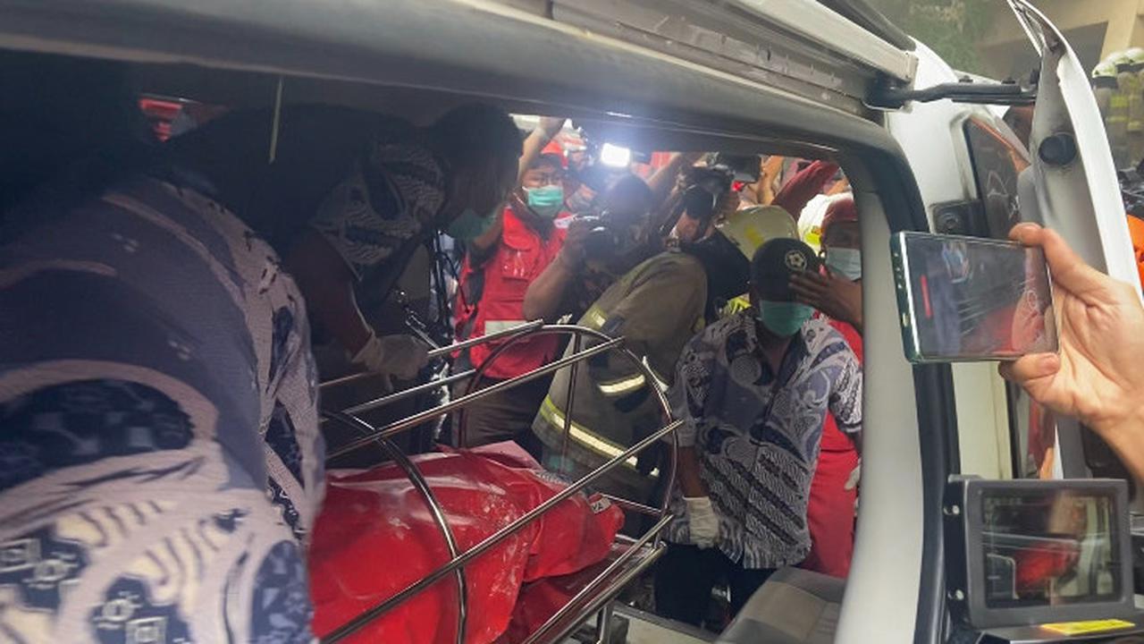 Update Kebakaran Glodok Plaza: Petugas Damkar Angkut Lagi 2 Kantong Jenazah, Sudah 4 Korban Tewas Ditemukan