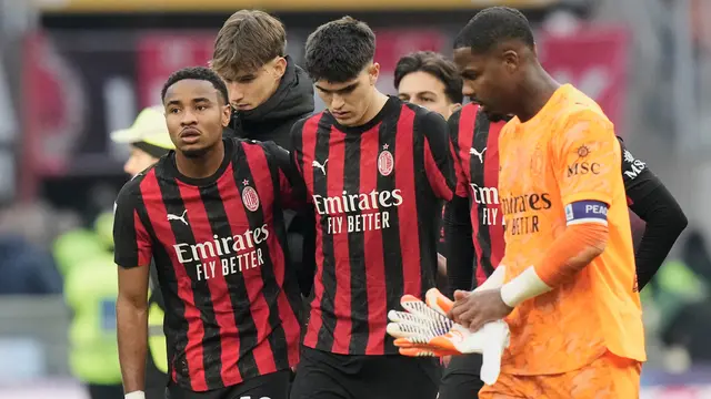 Ekspresi skuad AC Milan usai ditahan imbang Sassuolo di San Siro di pekan ke-16 Liga Italia 2025/2026, Minggu (14/12/2025). (AP Photo/Luca Bruno)