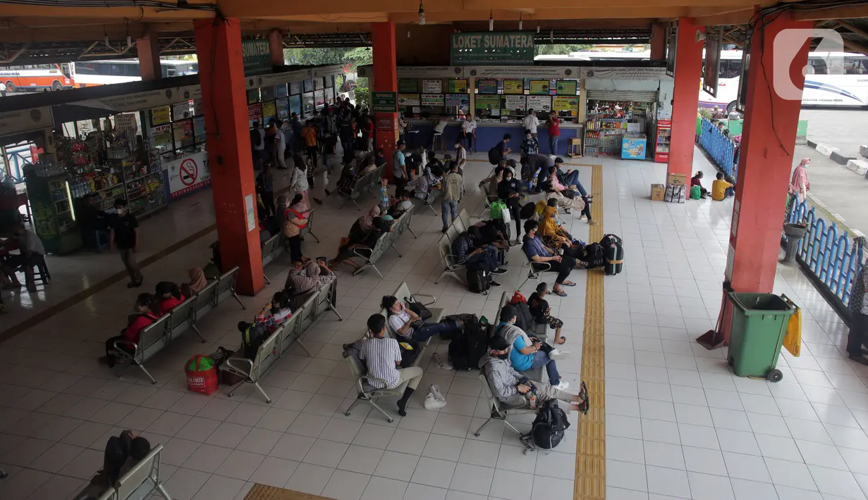 Sejumlah calon pemudik menanti kedatangan bus di Terminal Kampung Rambutan, Jakarta, Rabu (19/5/2021). Pemerintah Provinsi DKI Jakarta kembali mengoperasikan Terminal Kampung Rambutan pasca berakhirnya peraturan larangan mudik Lebaran 2021. (Liputan6.com/Johan Tallo)