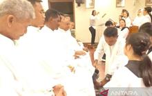 Kamis Putih di Mentok: Momentum Perkuat Semangat Melayani Sesama