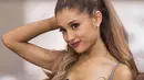 Ariana Grande terkenal sering berlaku seperti diva. Usai memberikan senyuman pada fans, ia ketahuan bergumam mengharapkan penggemarnya mati. (The New Paper)