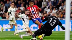 Pemain belakang Real Madrid, Dani Carvajal (kedua kiri) berebut bola Samuel Lino (Atletico Madrid) selama pertandingan sepak bola Liga Spanyol antara Real Madrid CF dan Club Atletico de Madrid di Stadion Santiago Bernabeu, Madrid pada 4 Februari 2024. (OSCAR DEL POZO/AFP)