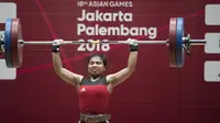 Atlet angkat besi, Sri Wahyuni, saat berlaga pada Asian Games di JIExpo, Jakarta, Senin, (20/8/2018). Sri Wahyuni menyumbang medali perak dengan total angkatan 195 kg. (Bola.com/Vitalis Yogi Trisna)